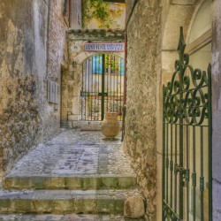 Store front in Les Baux